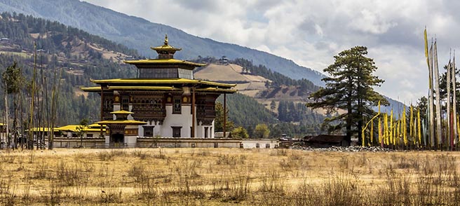 Tempel and grasses around and mountain behind it