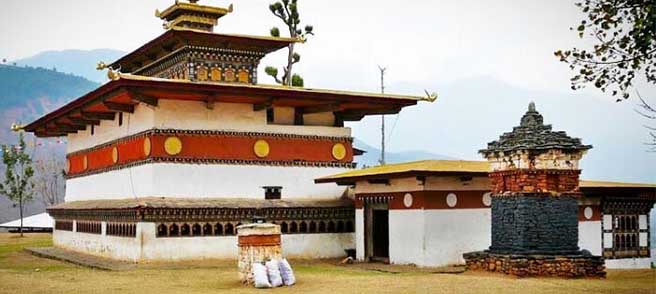 Tempel white under clean sky