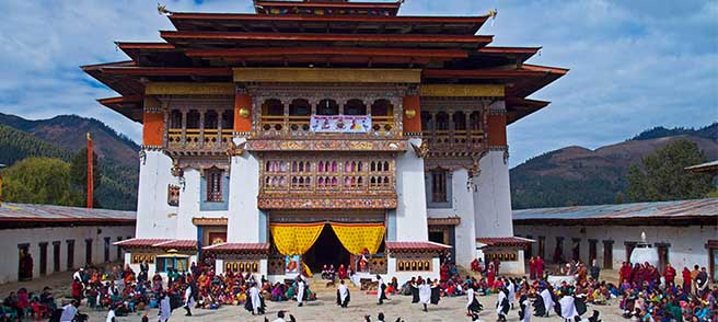 People gathering in tempel