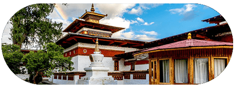 tempel white and red under blue clrear sky