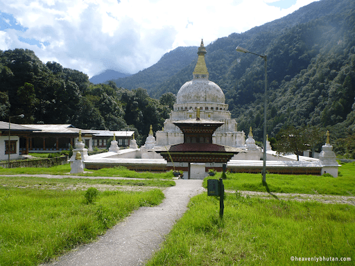 Bhutanese tempel chorten kora white with green grasses around