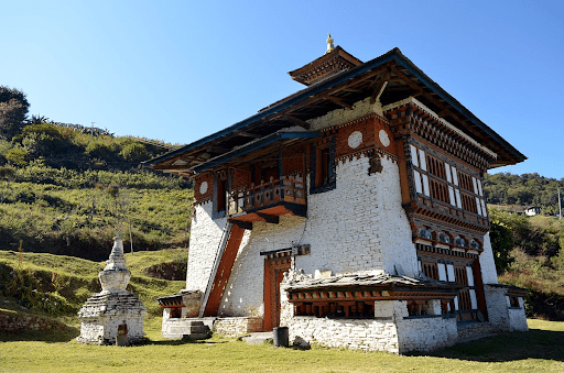 Tempel infront of gentel slope gree mountain